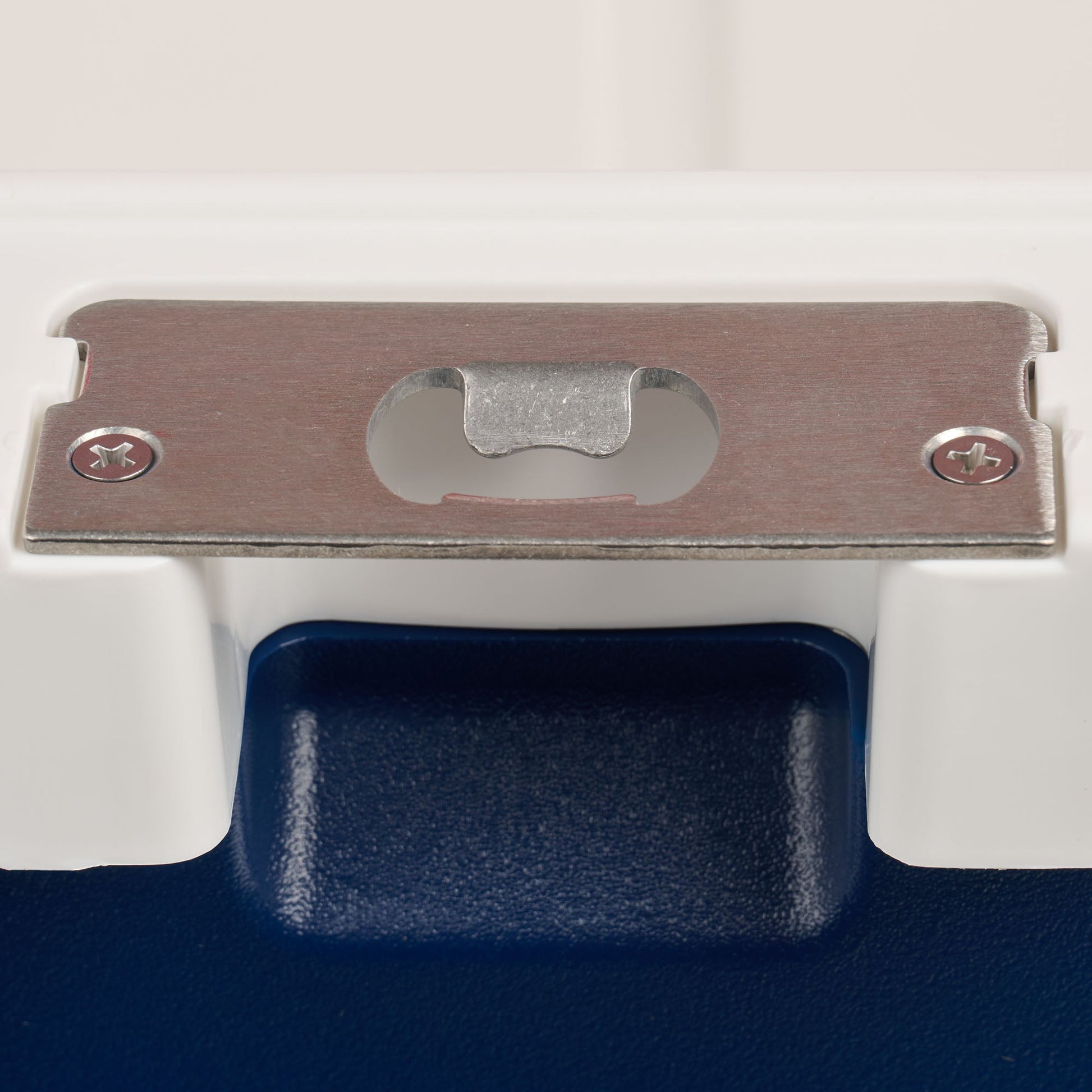 trailmate-75-qt-roller-cooler-c6 00035111-BO.jpg